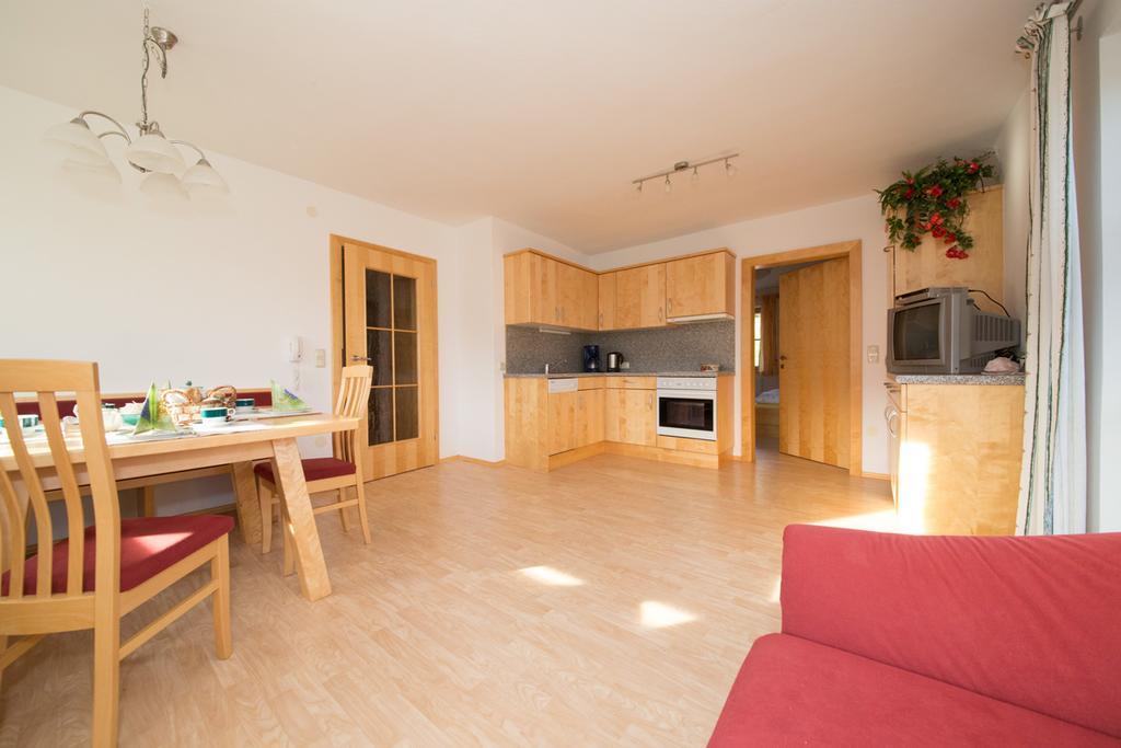 Bio-Bauernhof Einberghof Apartment Пфарверфен Стая снимка